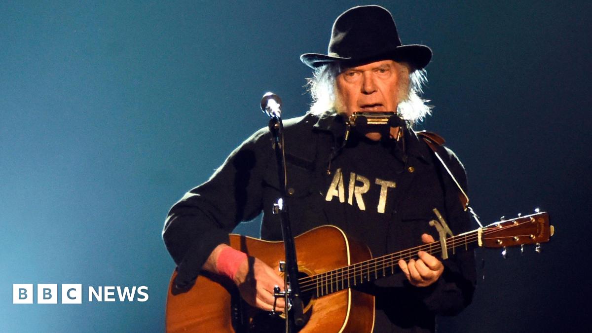 Neil Young reverses Glastonbury Festival 'boycott'