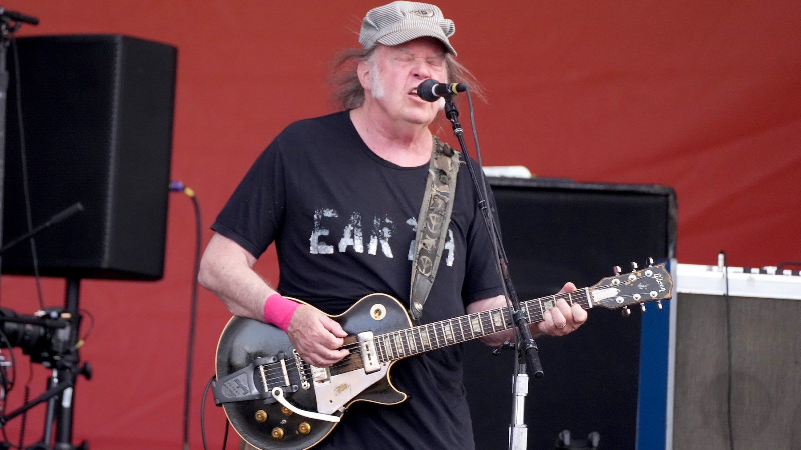 Neil Young Reverses Himself, Agrees to Headline Glastonbury