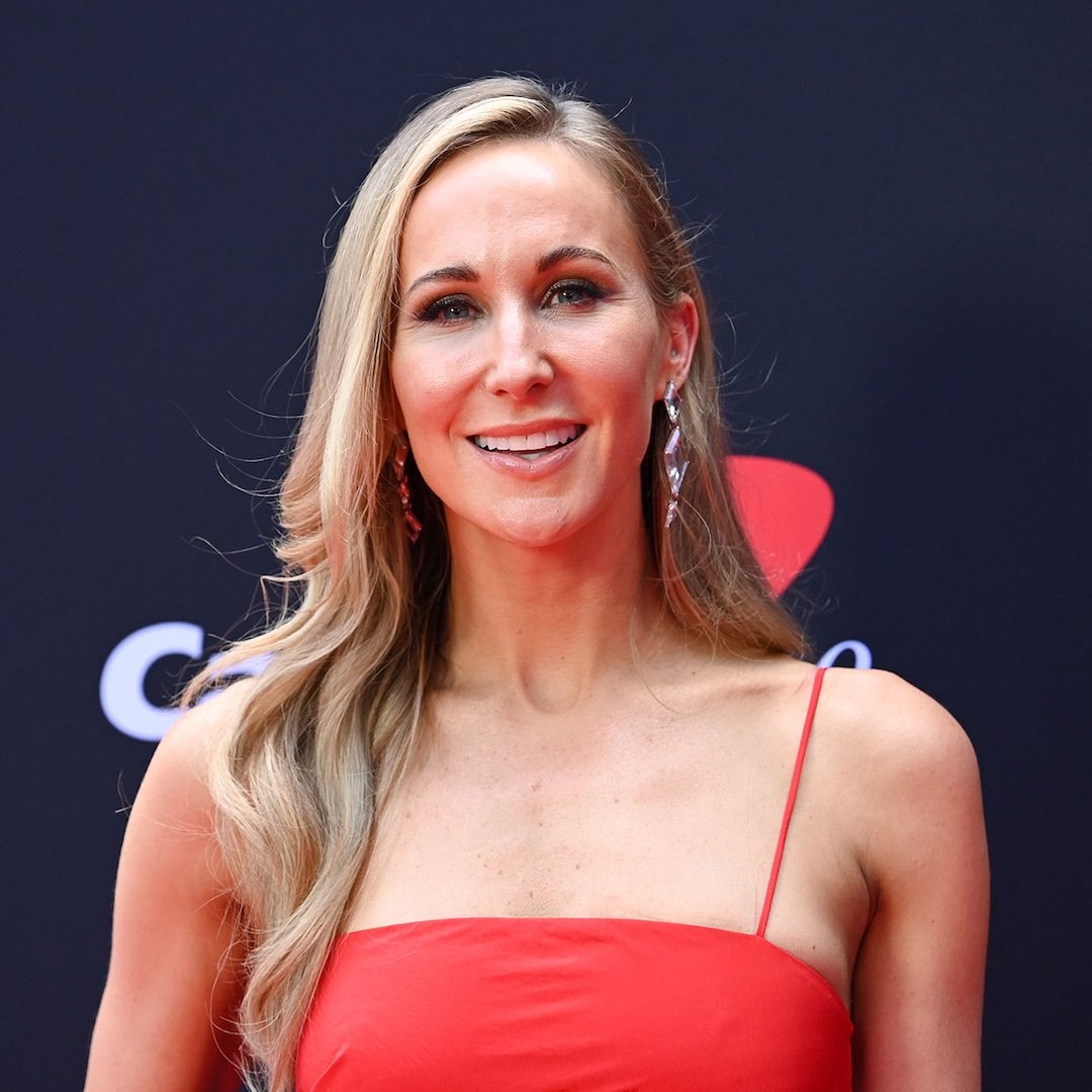 
                        Nikki Glaser Will Host the 2025 Golden Globes: All About the Comedian
                