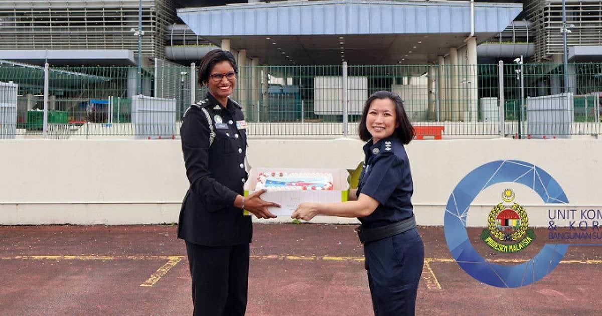 'Peace, prosperity, safety': ICA receives surprise cake from Malaysia's Immigration Department to ring in new year