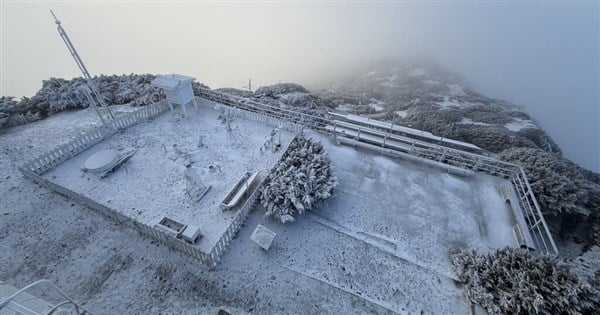 Snow caps Taiwan's tallest peak