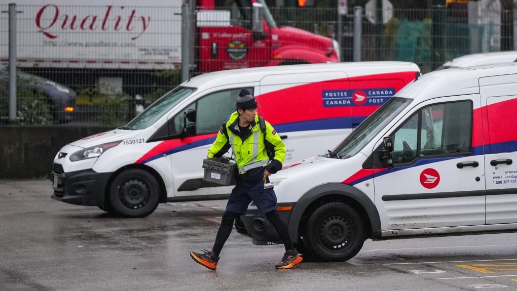 U.S. Postal Service accepting mail and packages to Canada again following strike