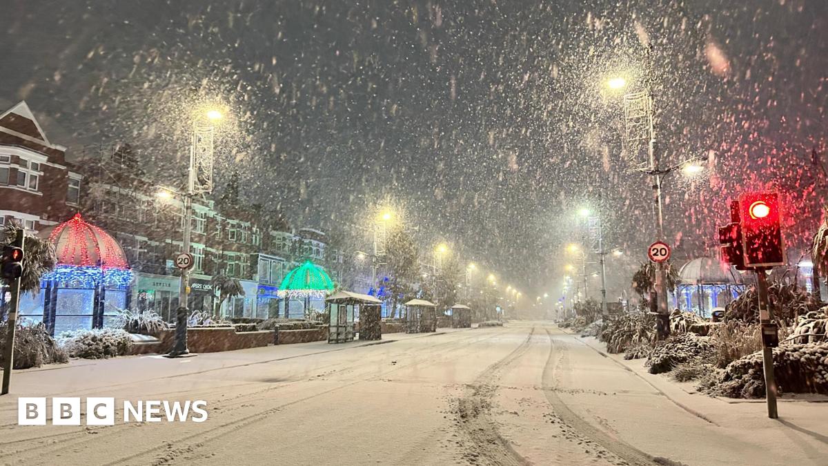 Weather: Your pictures of Sunday morning snow across UK