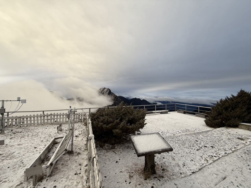 Yushan hit with 0.5 cm of snow